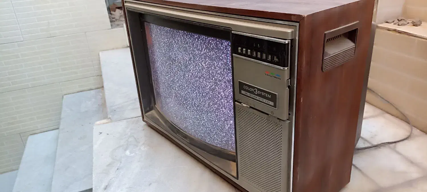 تلویزیون قدیمی|کلکسیون اشیاء عتیقه|یزد, |دیوار