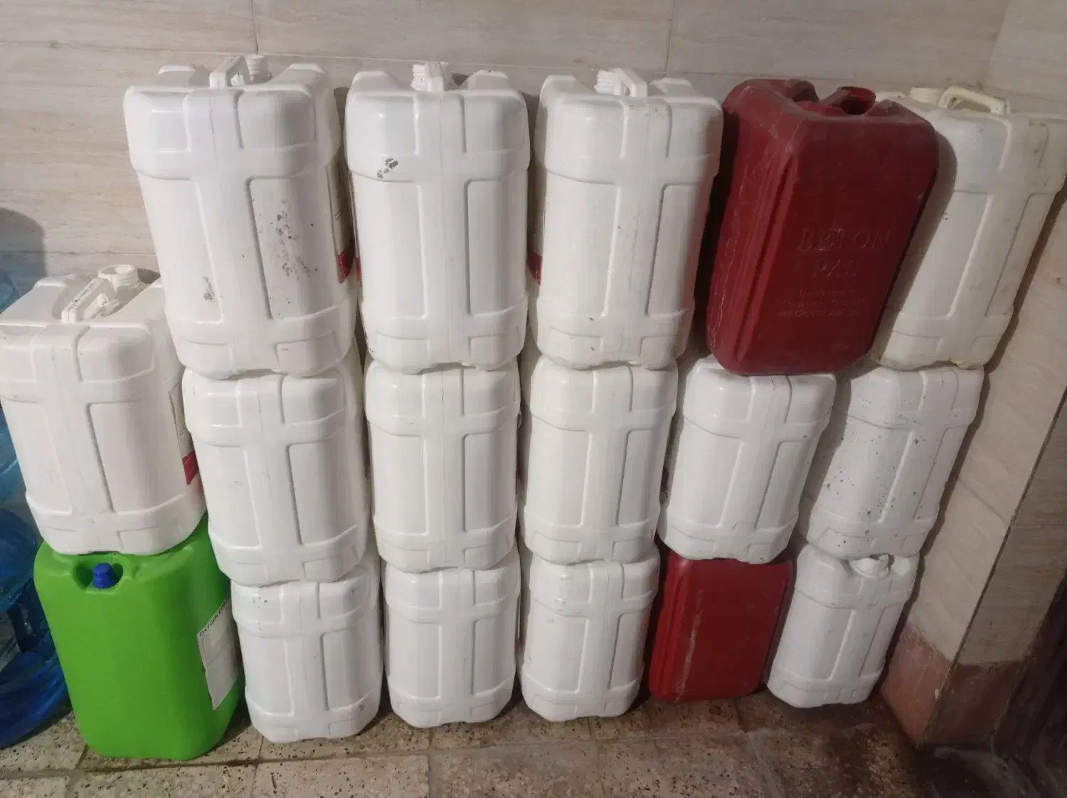 دبه بیست لیتری|ظروف نگهدارنده، پلاستیکی، یک‌بارمصرف|بهبهان, |دیوار