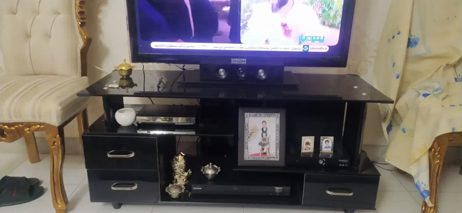 میز تلویزیون شیشه ای ترک شیک بدون خش .ضرب|میز تلویزیون|کردکوی, |دیوار