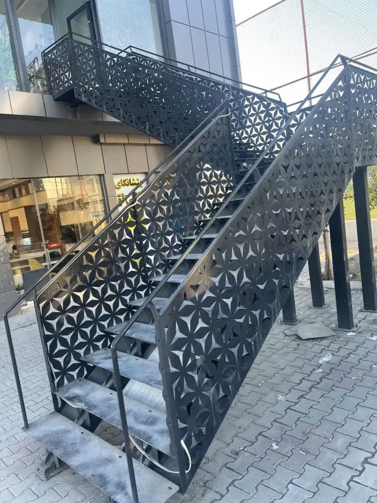 طراحی و ساخت نرده فرفورژه و CNC با کیفیت|خدمات پیشه و مهارت|یزد, |دیوار