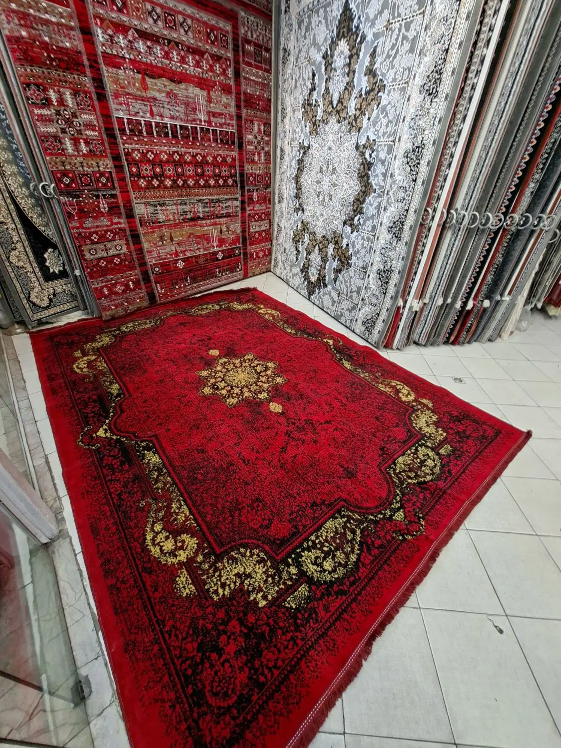 فرش۱۲متری قرمز طلاکوب لاکیوفیلی۷۰۰شانه حاجی حسینی|فرش|مشهد, سیلو|دیوار