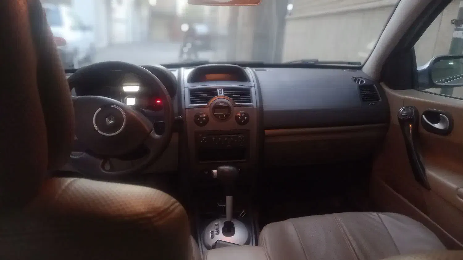 مگان نقرهای وارداتی ۲۰۰۰۶ اتومات بدون رنگ|خودرو سواری و وانت|اصفهان, شمس آباد|دیوار