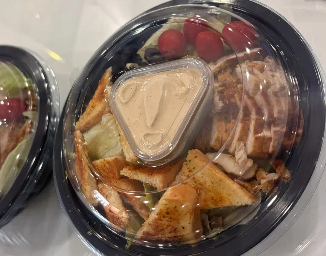 پخش سالاد سزار و دسر کرم کارامل|خدمات پذیرایی، مراسم|یزد, |دیوار