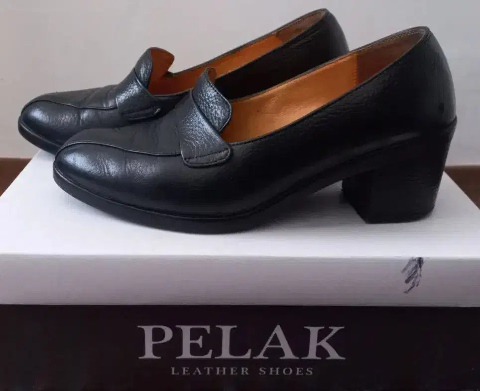 کفش|کیف، کفش، کمربند|زنجان, |دیوار