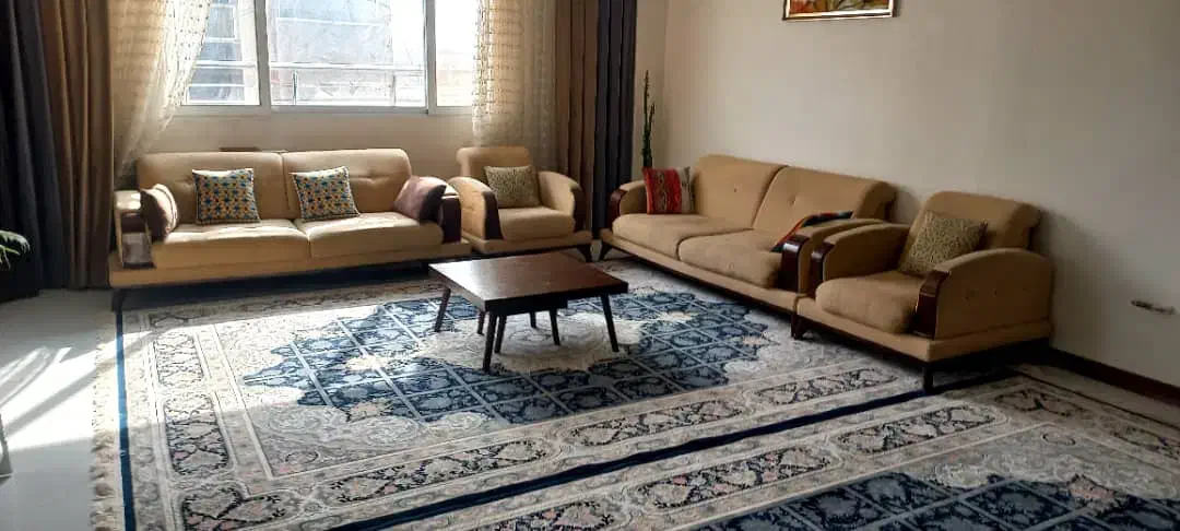 مبل هفت نفره تمیز بدون ایراد چوب گردو .|مبلمان خانگی و میز عسلی|شاهین‌شهر, نسیم ۵|دیوار