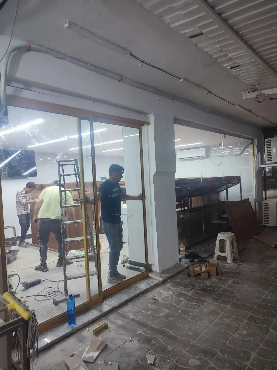 تولیدواجراانواع شیشه درب اتومات کرکره|خدمات پیشه و مهارت|قشم, |دیوار