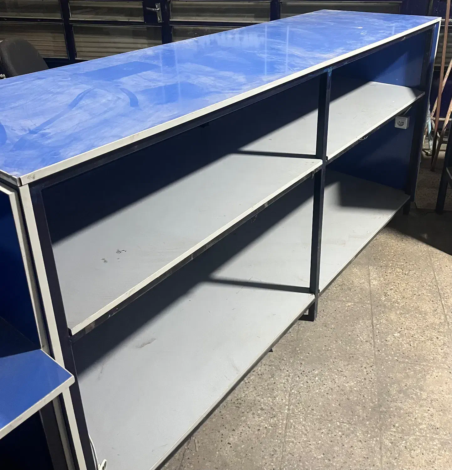 قفسه و میز و ویترین|فروشگاه و مغازه|میانه, |دیوار