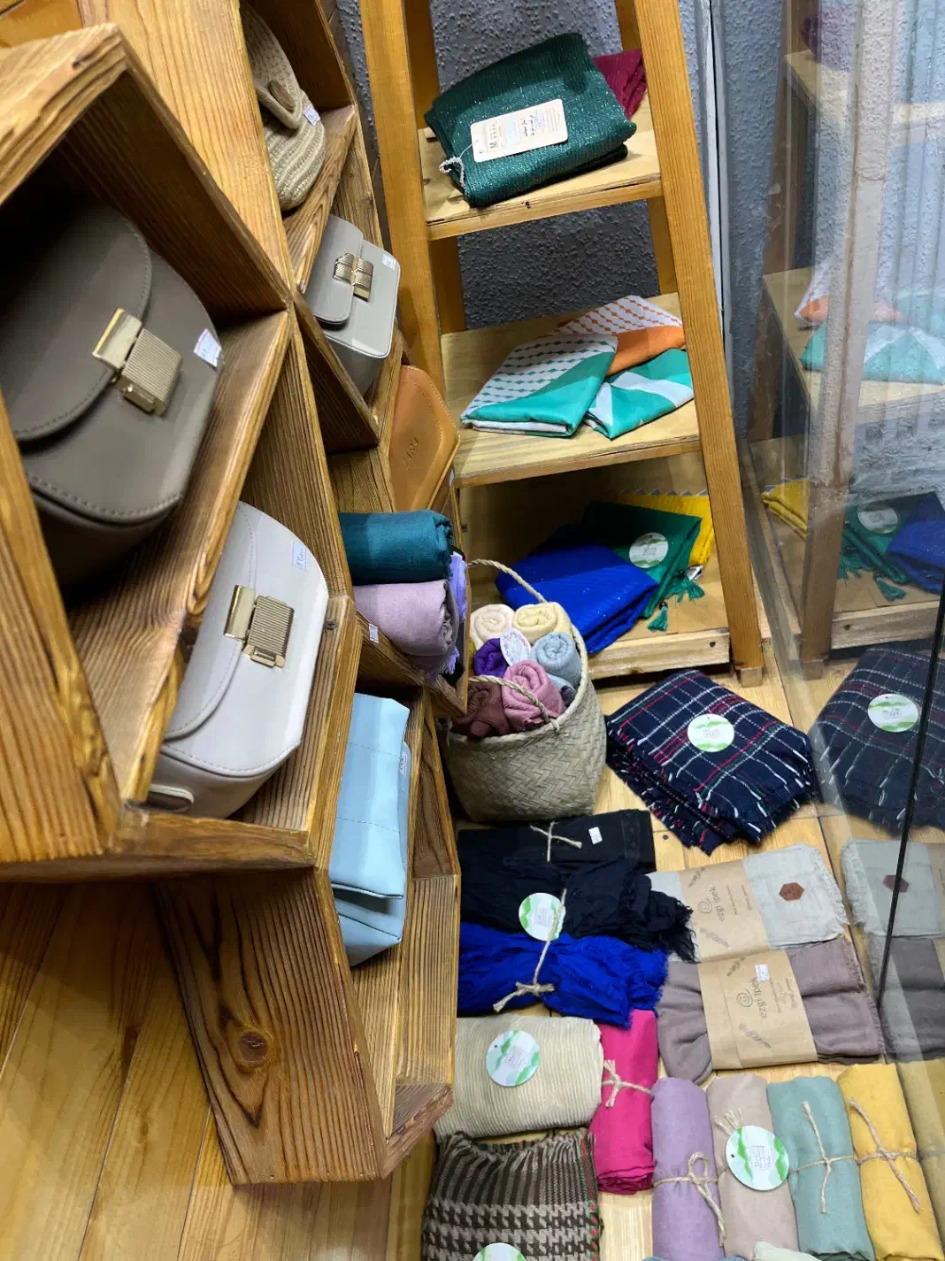 ویترین چوبی نراد به همراه کفی چوب|فروشگاه و مغازه|بندر انزلی, سپه|دیوار