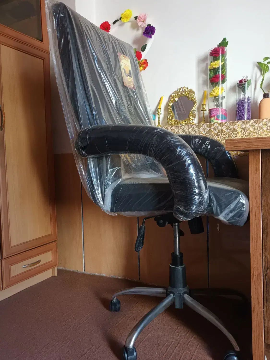 میز و صندلی اداری همراه با کمد نو|دفتر کار|جهرم, |دیوار