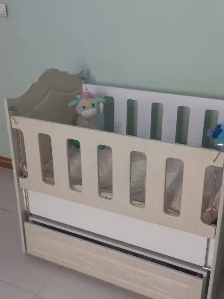 تخت گهواره ای نوزاد|تخت و صندلی بچه|باغستان, |دیوار