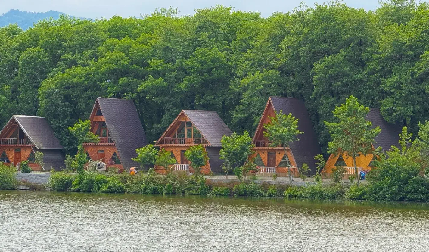 کلبههای جنگلی استخردار، منظره دریاچه گیسوم|اجارهٔ کوتاهمدت ویلا و باغ|اسالم, |دیوار