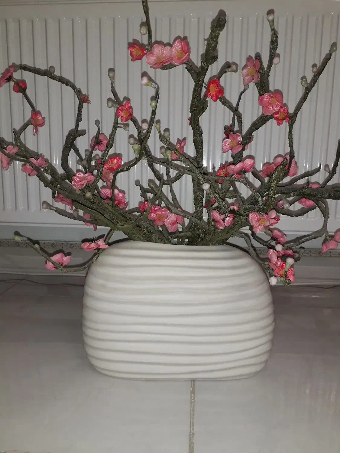 گلدان سفالی و شکوفه های گل|گل مصنوعی|کرج, گلستان|دیوار