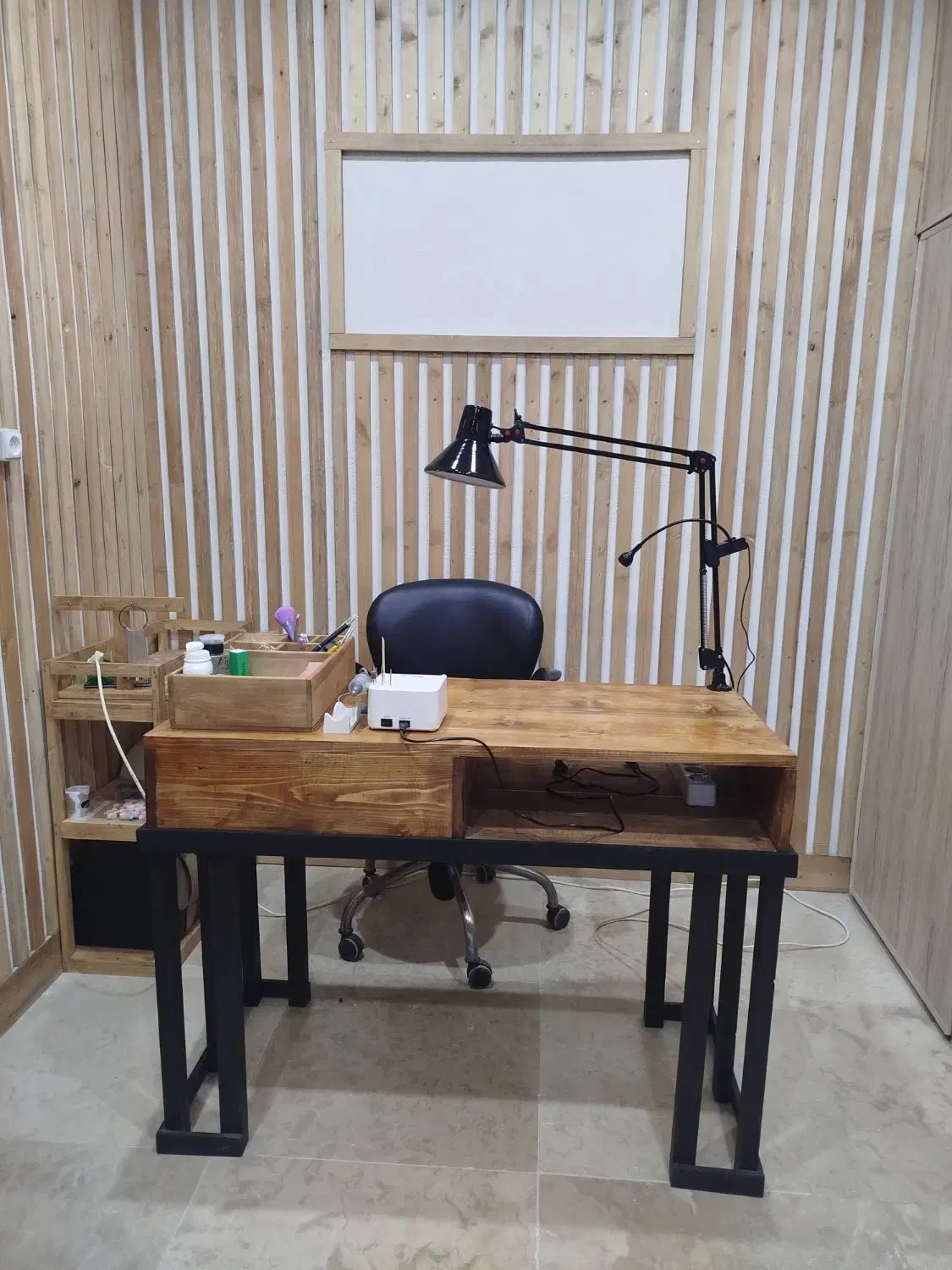 میز ناخون|آرایشگاه و سالن‌های زیبایی|لولمان, |دیوار