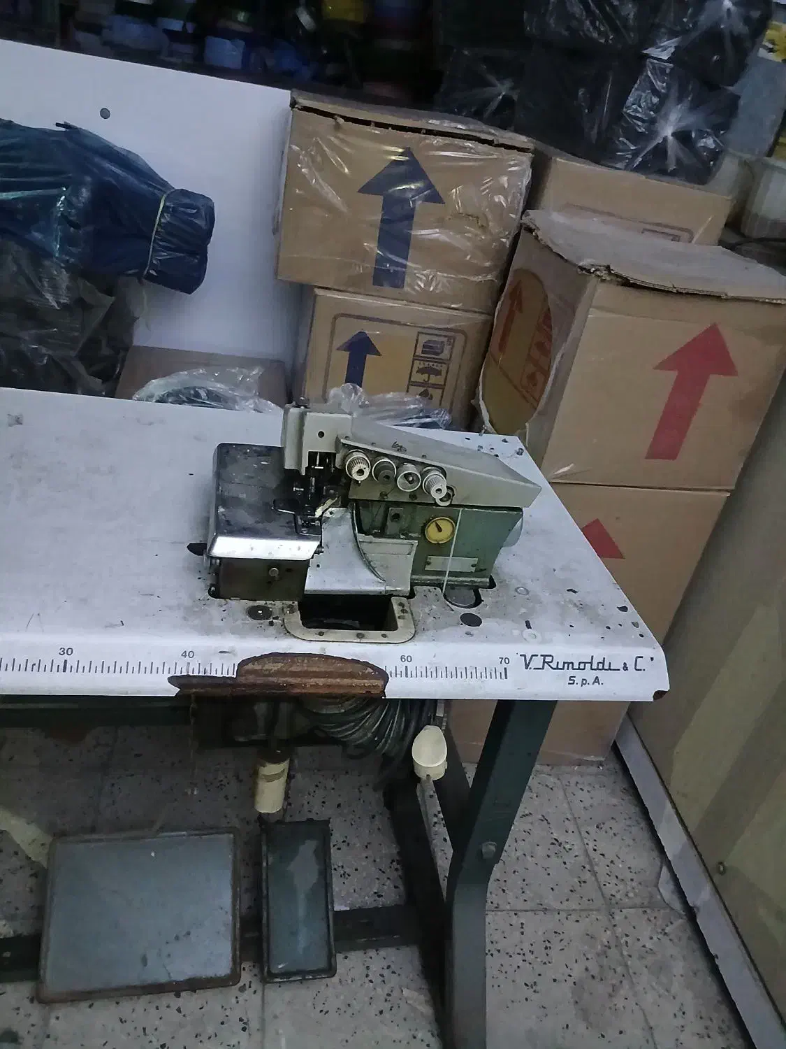 چرخ خیاطی زیگزال ۴ نخ سردوز|چرخ خیاطی و ریسندگی|قرچک, پویینک|دیوار