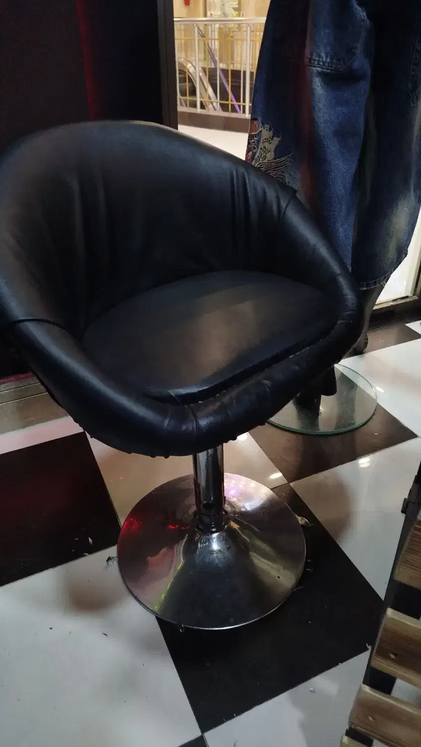 صندلی گردان|صندلی و نیمکت|آمل, |دیوار