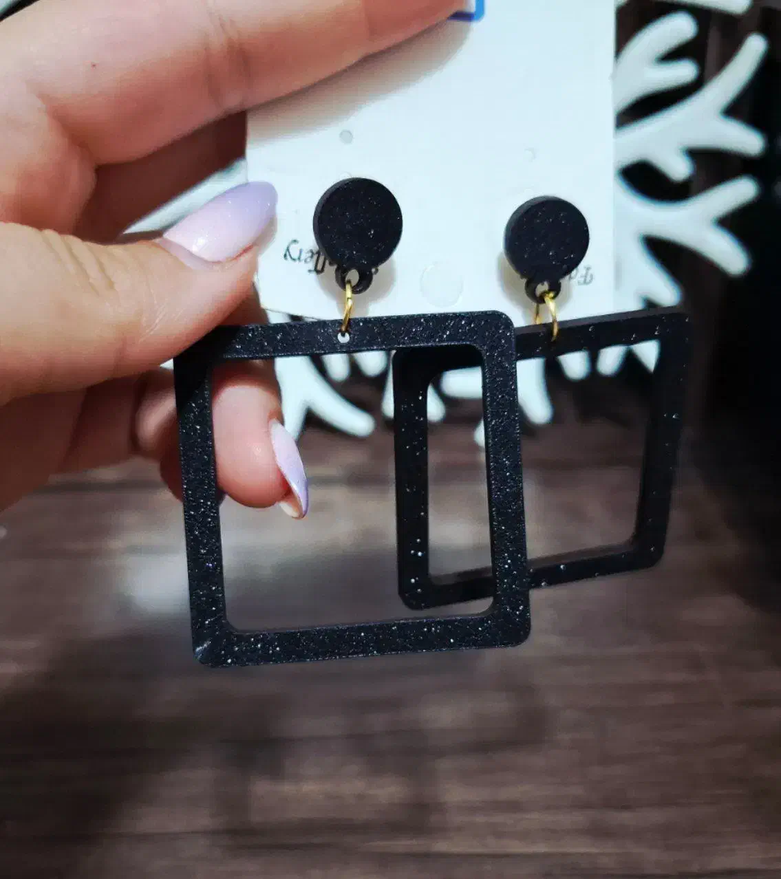 گوشواره مربع چوبی|بدلیجات|شیراز, کلاهدوز|دیوار