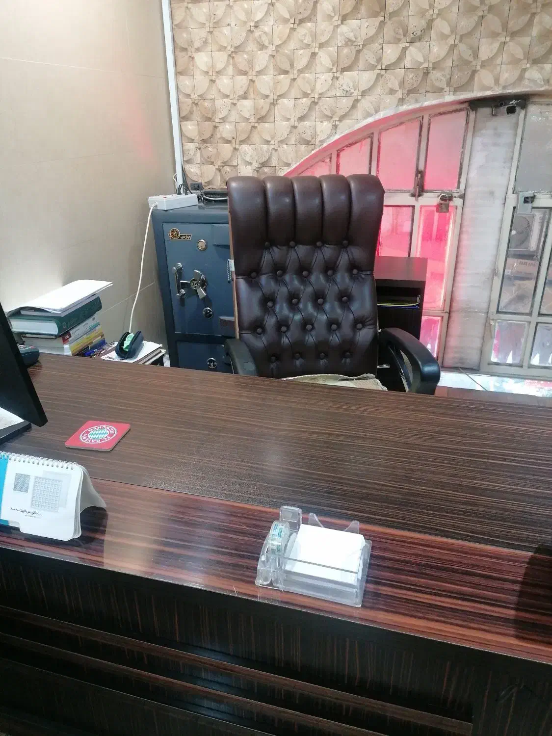 مهماندار با سواد دفتر املاک|استخدام خدمات فروشگاه و رستوران|تهران, بازار|دیوار