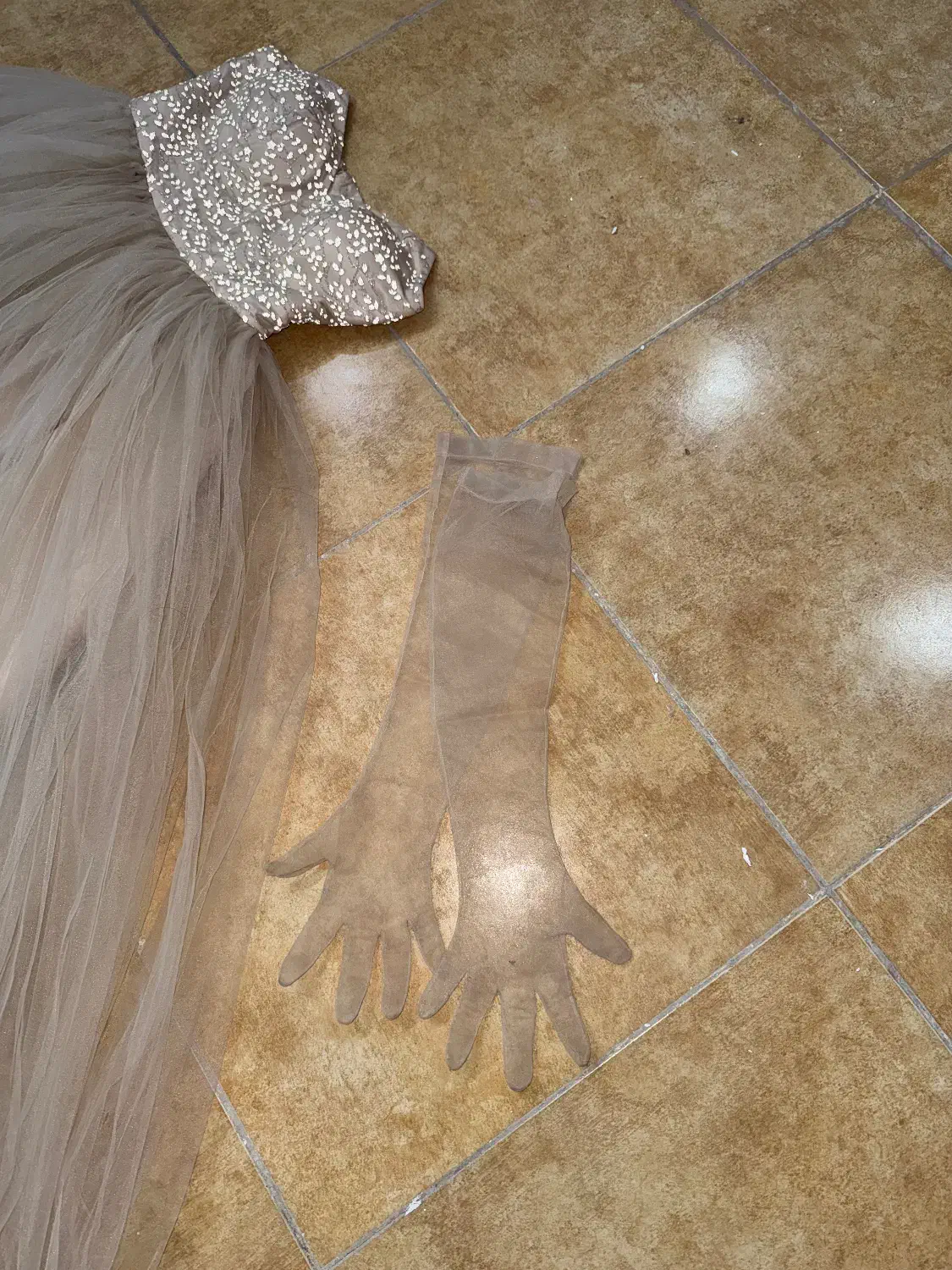 پیراهن مجلسی دکلته|لباس|قدس, شهرقدس|دیوار