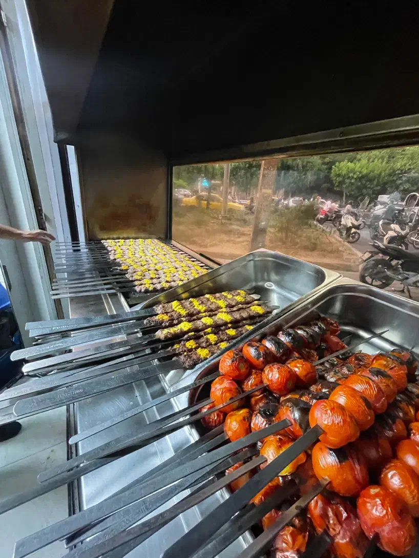 نیاز به نیروی کباب پز و کارگر ساده|استخدام خدمات فروشگاه و رستوران|تهران, قیام|دیوار