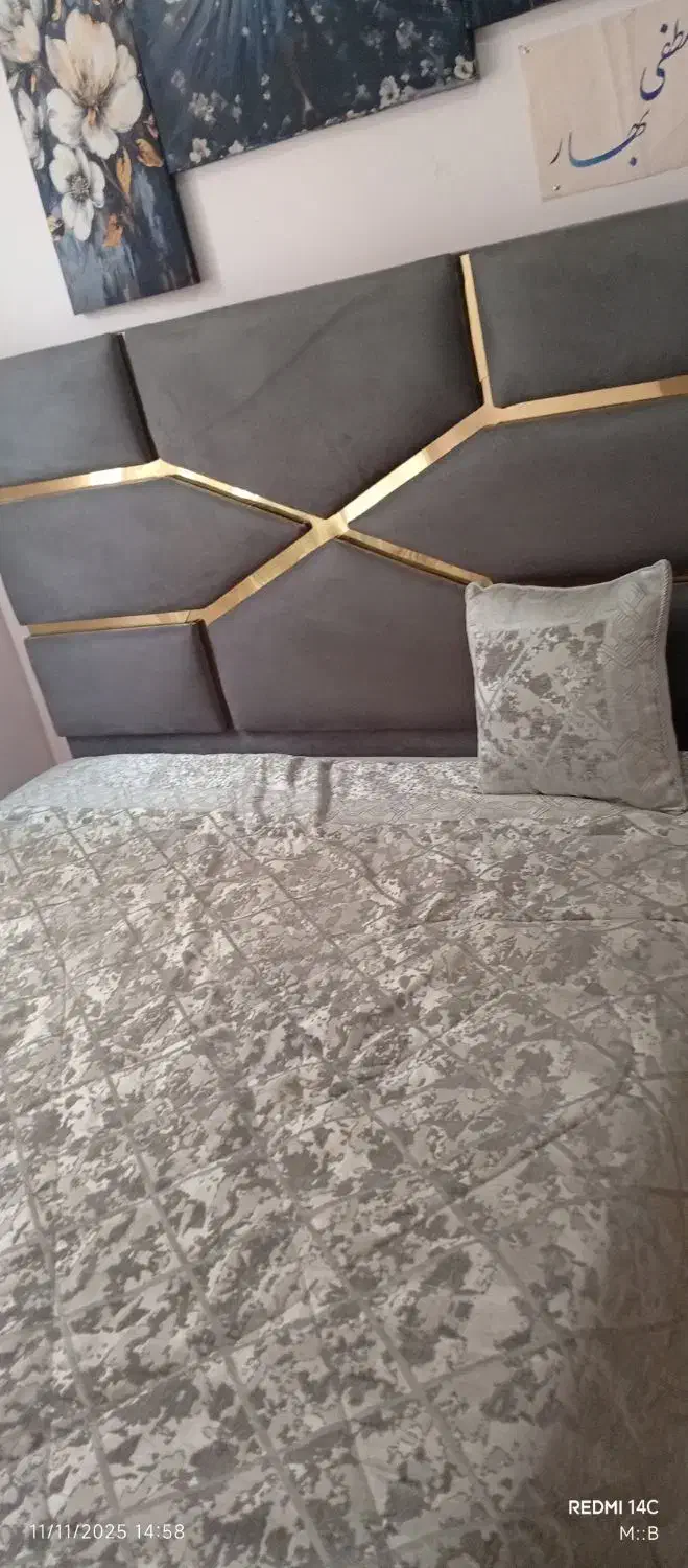 یک تخت دونفره با پاف کنار تخت و میز|تخت و سرویس خواب|محمدیه-قزوین, |دیوار