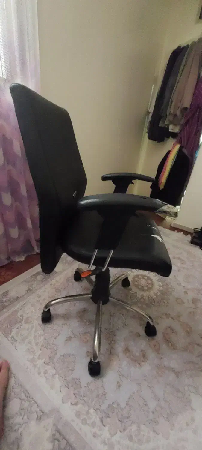 صندلی نرم فقط روی دسته و روی خود صندلی پاره است|صندلی و نیمکت|تهران, بهداشت|دیوار