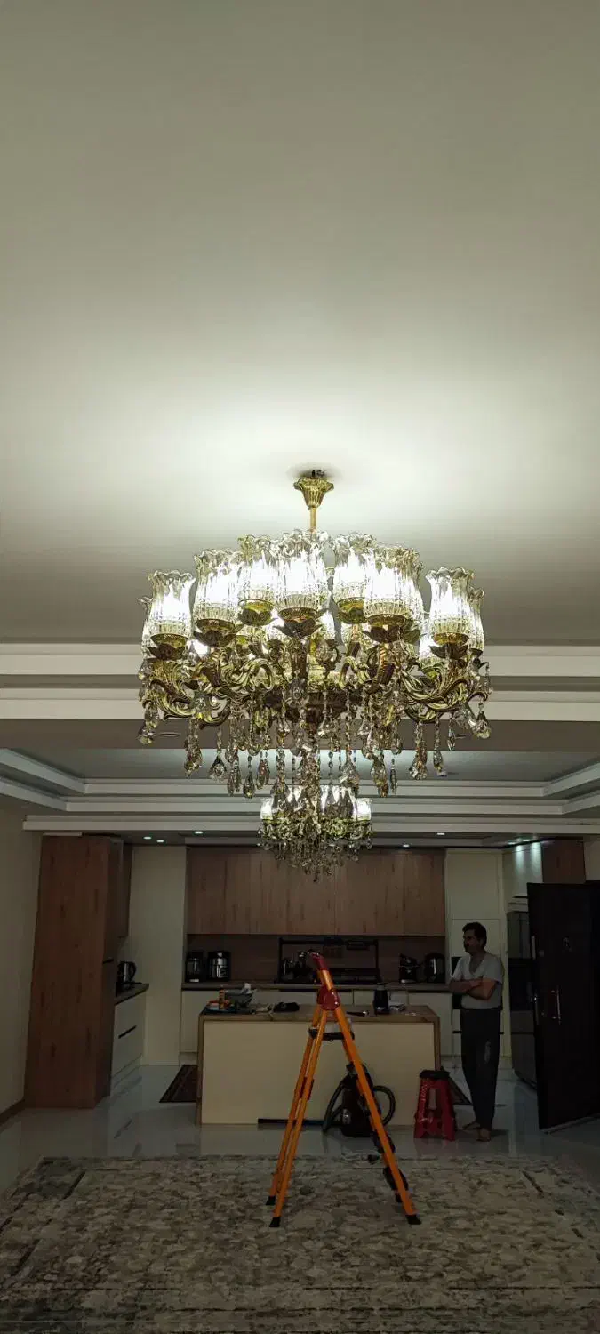 نصاب لوستر و دیوارکوب و هالوژن وغیره|خدمات پیشه و مهارت|زنجان, |دیوار