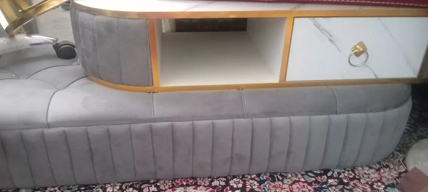 میز ناخن و پاف انتظار|آرایشگاه و سالن‌های زیبایی|کرمان, |دیوار