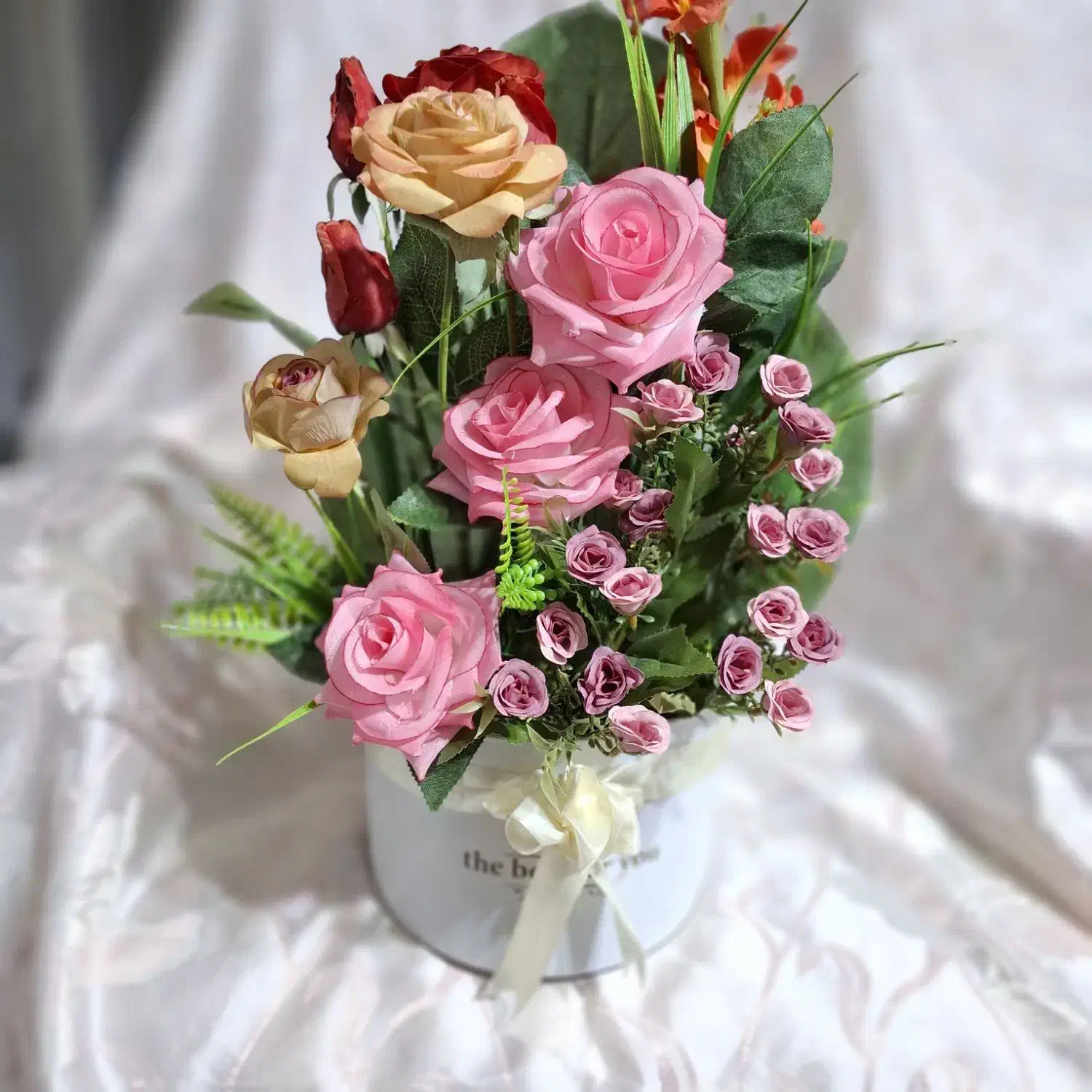 یک باکس گل مصنوعی نو، مناسب کادو و هدیه|صنایع دستی و سایر لوازم تزئینی|رشت, حسین آباد|دیوار