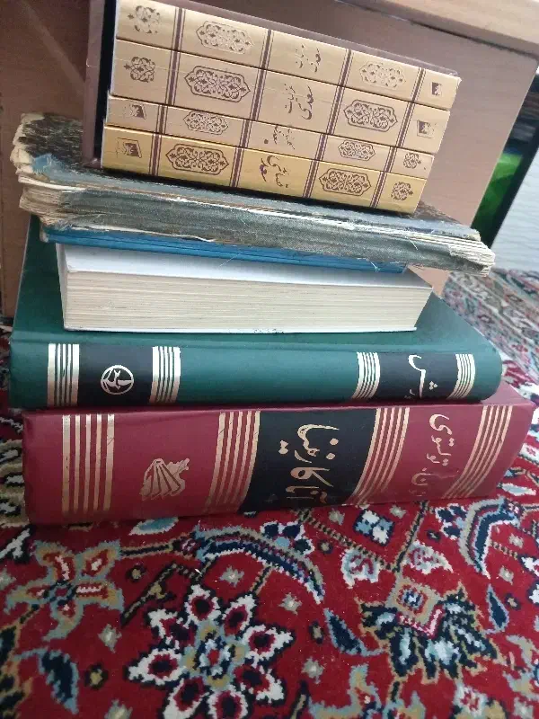 تعدادی کتاب|کتاب و مجله تاریخی|خرم‌آباد, |دیوار