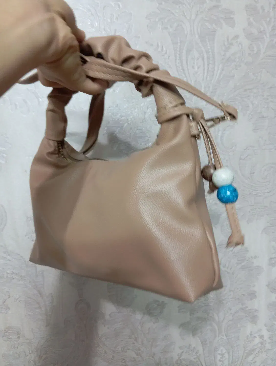 کیف|کیف، کفش، کمربند|قم, چهار امامزاده|دیوار