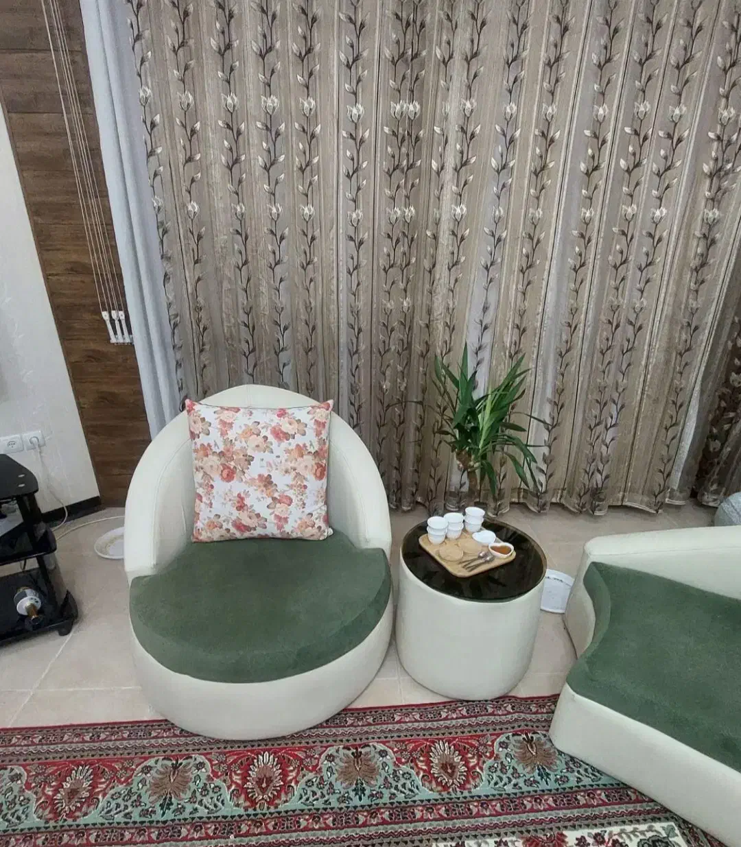 مبل راحتی در حد نو|مبلمان خانگی و میز عسلی|شیراز, دست خضر|دیوار