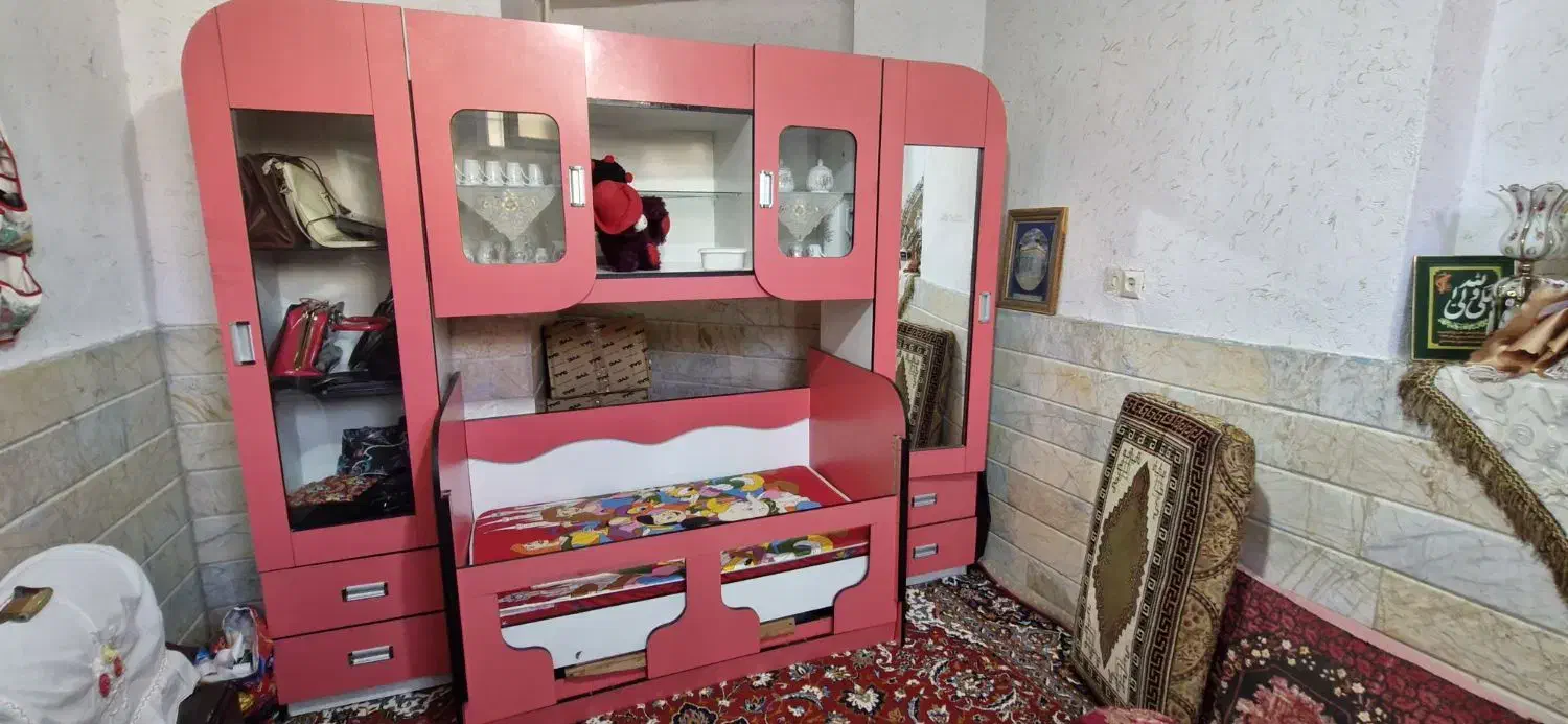 یک عدد کمد بچه بزرگ|تخت و صندلی بچه|قم, نیروگاه|دیوار