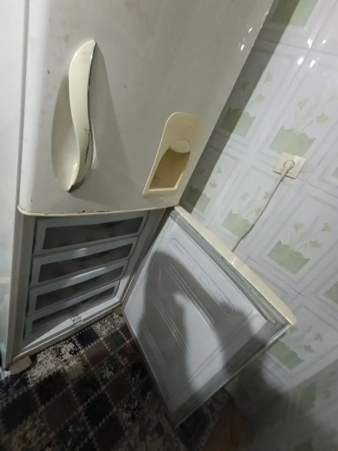 یک عدد یخچال و فریزر امرسان موتوری ب شرط|یخچال و فریزر|بروجرد, |دیوار