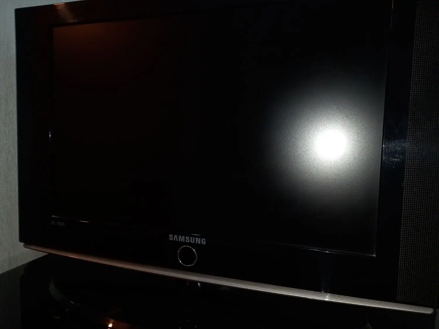 تلویزیون ۲۲ اینچ سامسونگ با زیر تلویزیون|تلویزیون و پروژکتور|اصفهان, بهارستان|دیوار