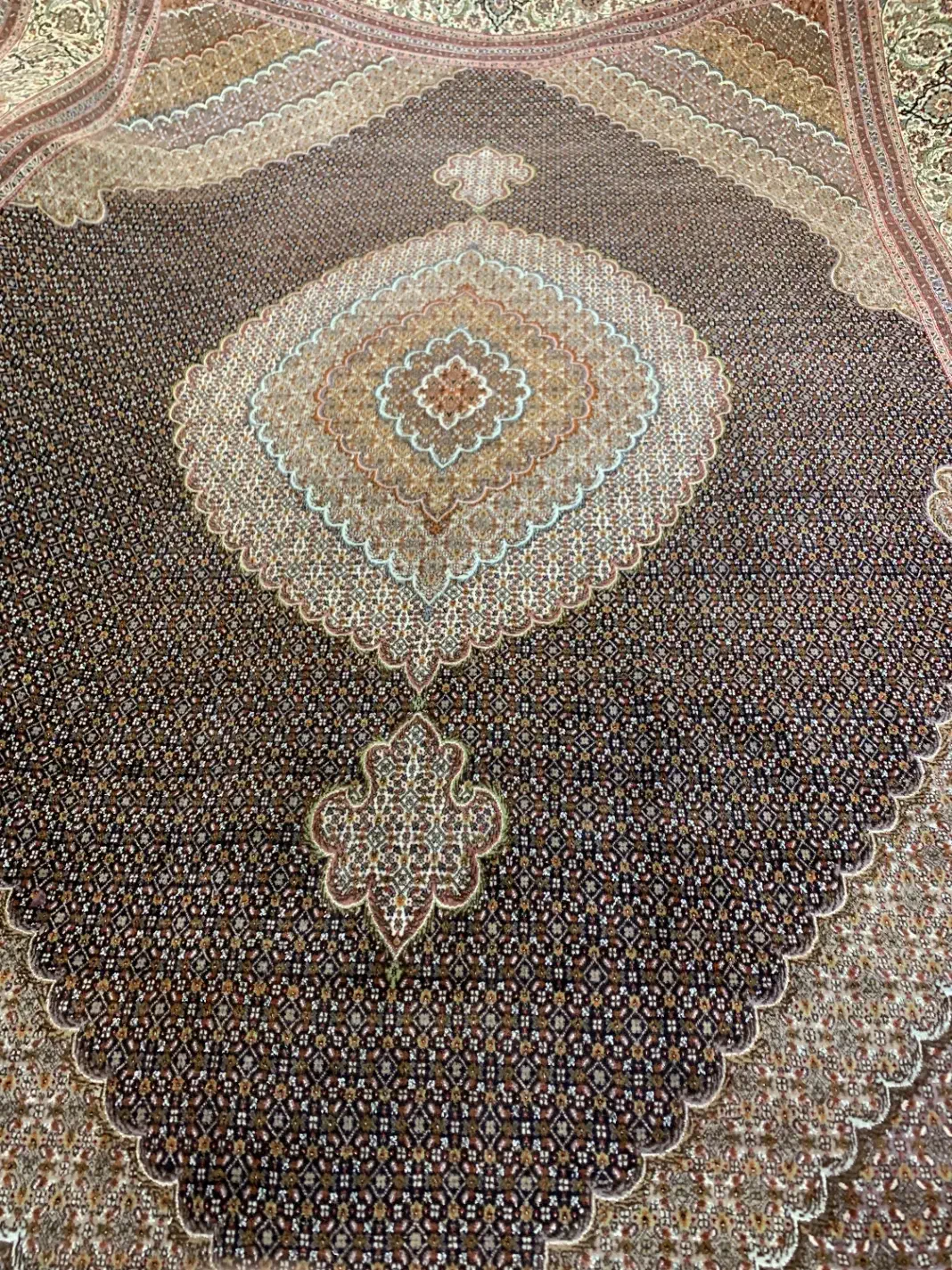 (فرش حق زاده)جفت فرش۱۸متری ماهی۴۰رج گل ابریشم|فرش|تبریز, |دیوار