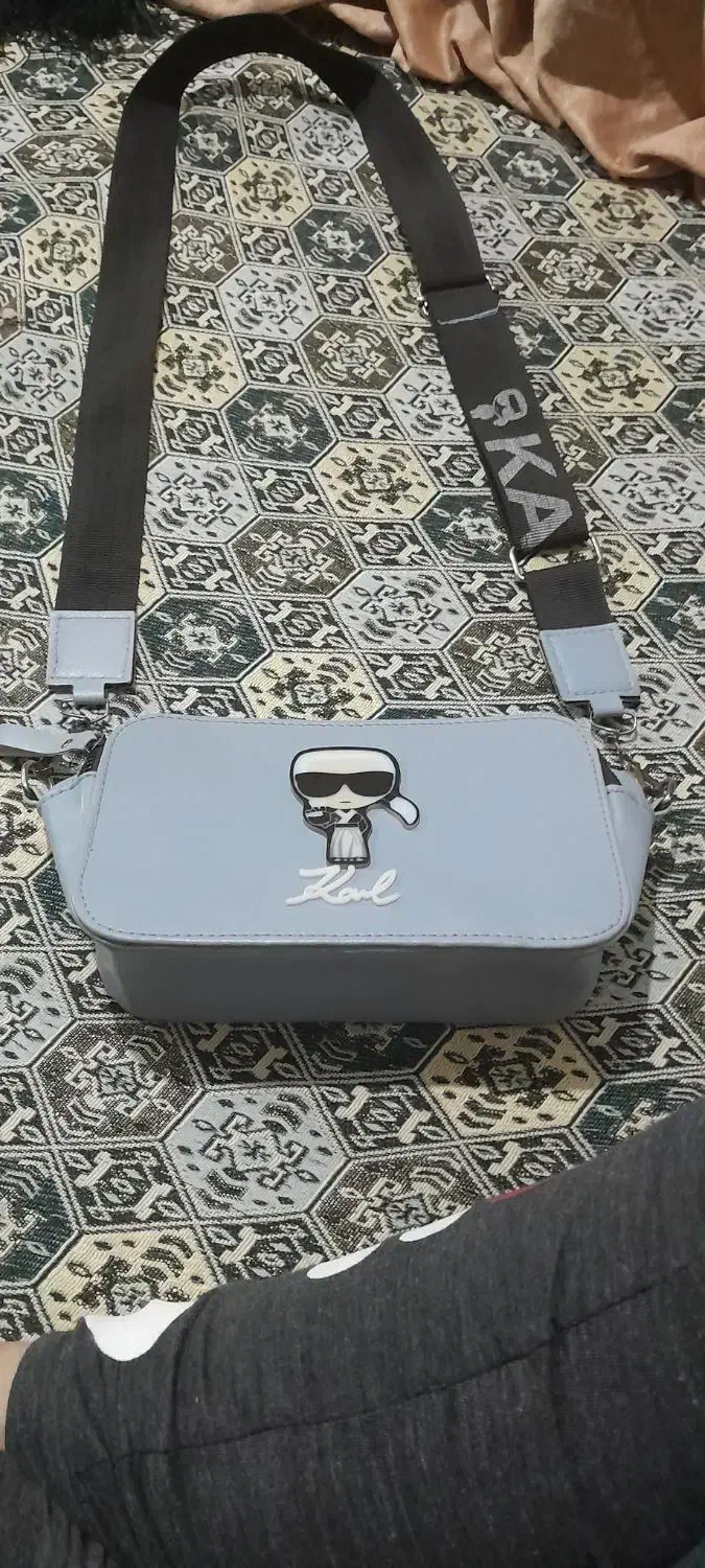 کیف دوشی|کیف، کفش، کمربند|رشت, فلسطین|دیوار