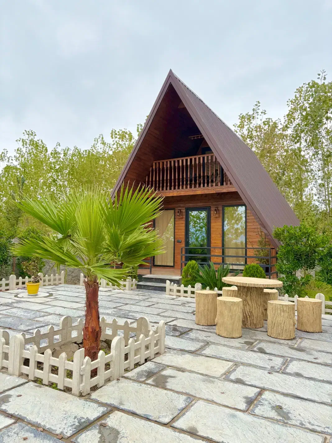 کلبه چوبی شازده لیام|اجارهٔ کوتاه‌مدت ویلا و باغ|شیرگاه, |دیوار