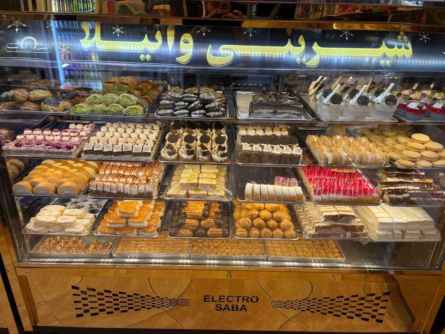 استخدام فوری فروشنده حرفه ای در شیرینی پزی|استخدام خدمات فروشگاه و رستوران|نیشابور, بنیاد شهید|دیوار