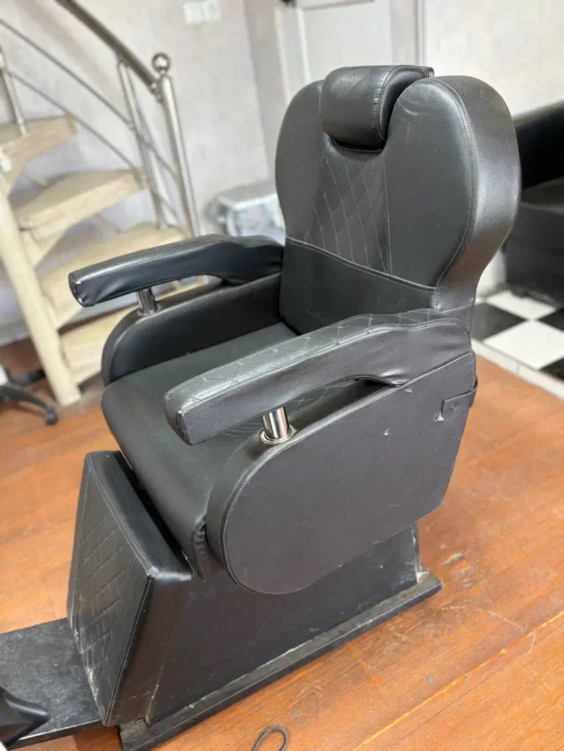 صندلی ثابت ارایشگاه|آرایشگاه و سالن‌های زیبایی|یزد, |دیوار