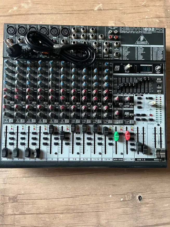 میکسر Behringer 1832FX کاملاً سالم و تمیز|صوتی و تصویری|رشت, گلسار|دیوار