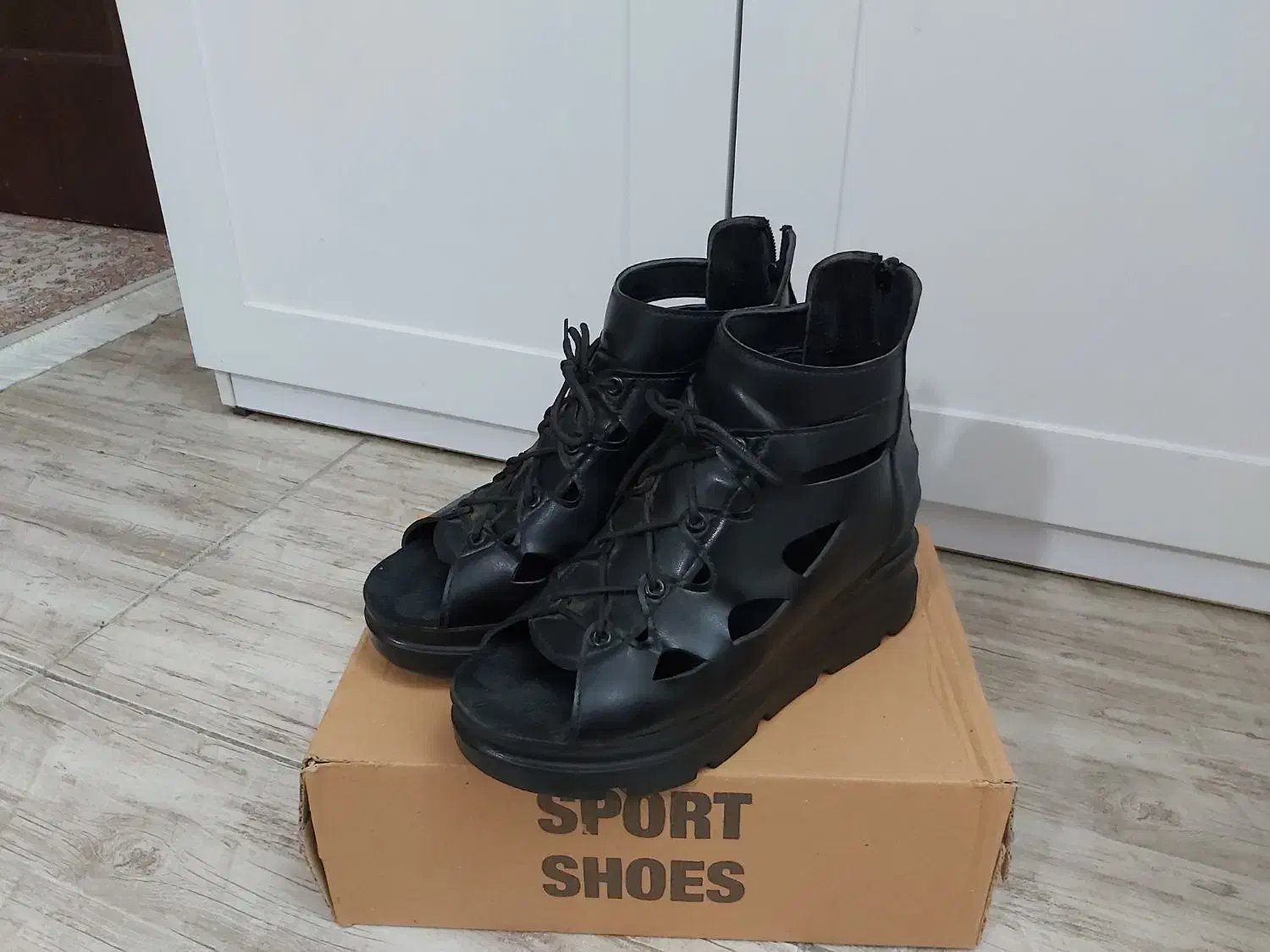 انواع کفش و کیف|کیف، کفش، کمربند|رشت, باهنر|دیوار