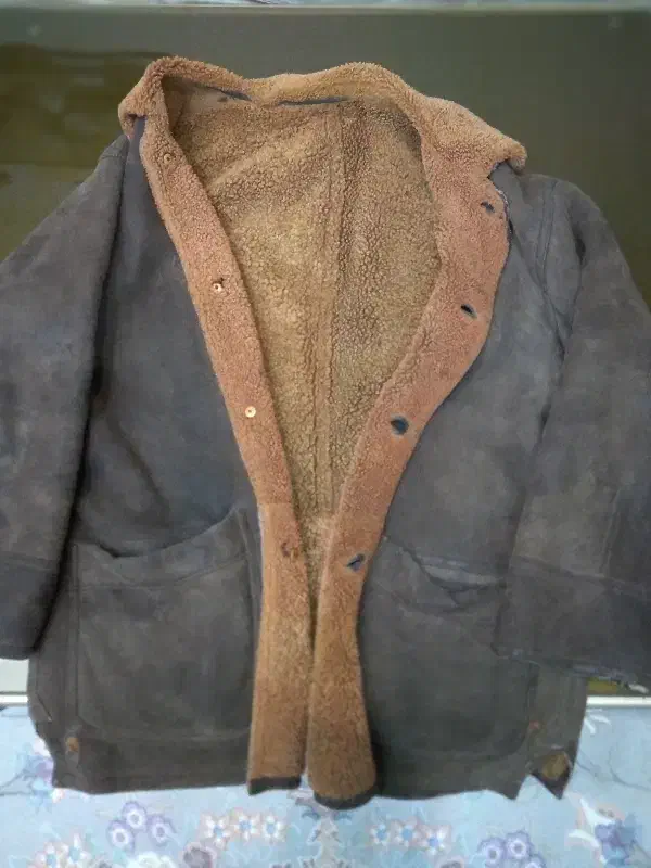 کت چرم بوفالو|لباس|رباط‌کریم, الارد|دیوار