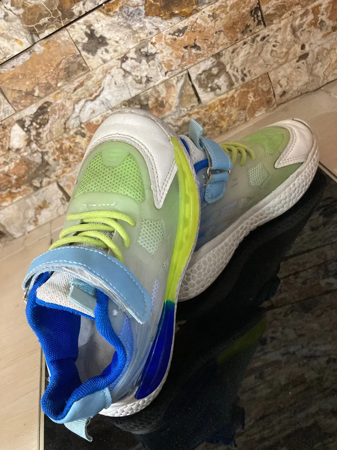 کتونی بچگانه|کفش و لباس بچه|قم, مسجد امام حسن|دیوار