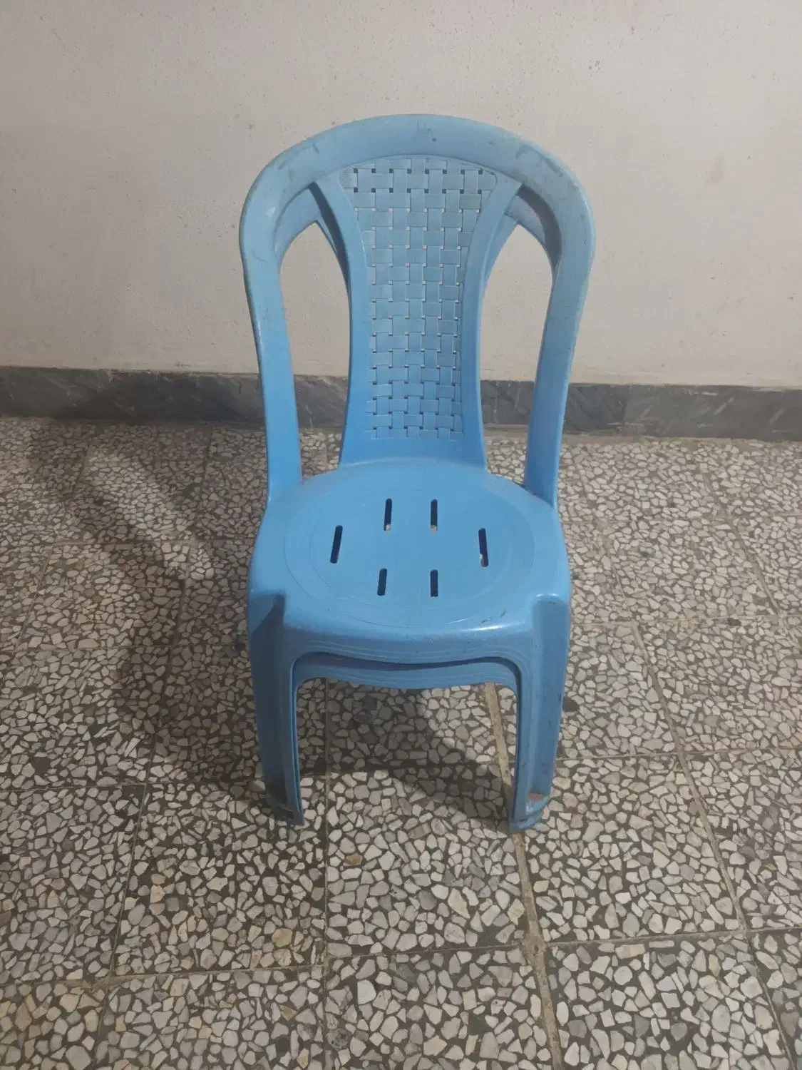 ۲تا صندلی پلاستیکی ابی|صندلی و نیمکت|رشت, گلباغ نماز|دیوار