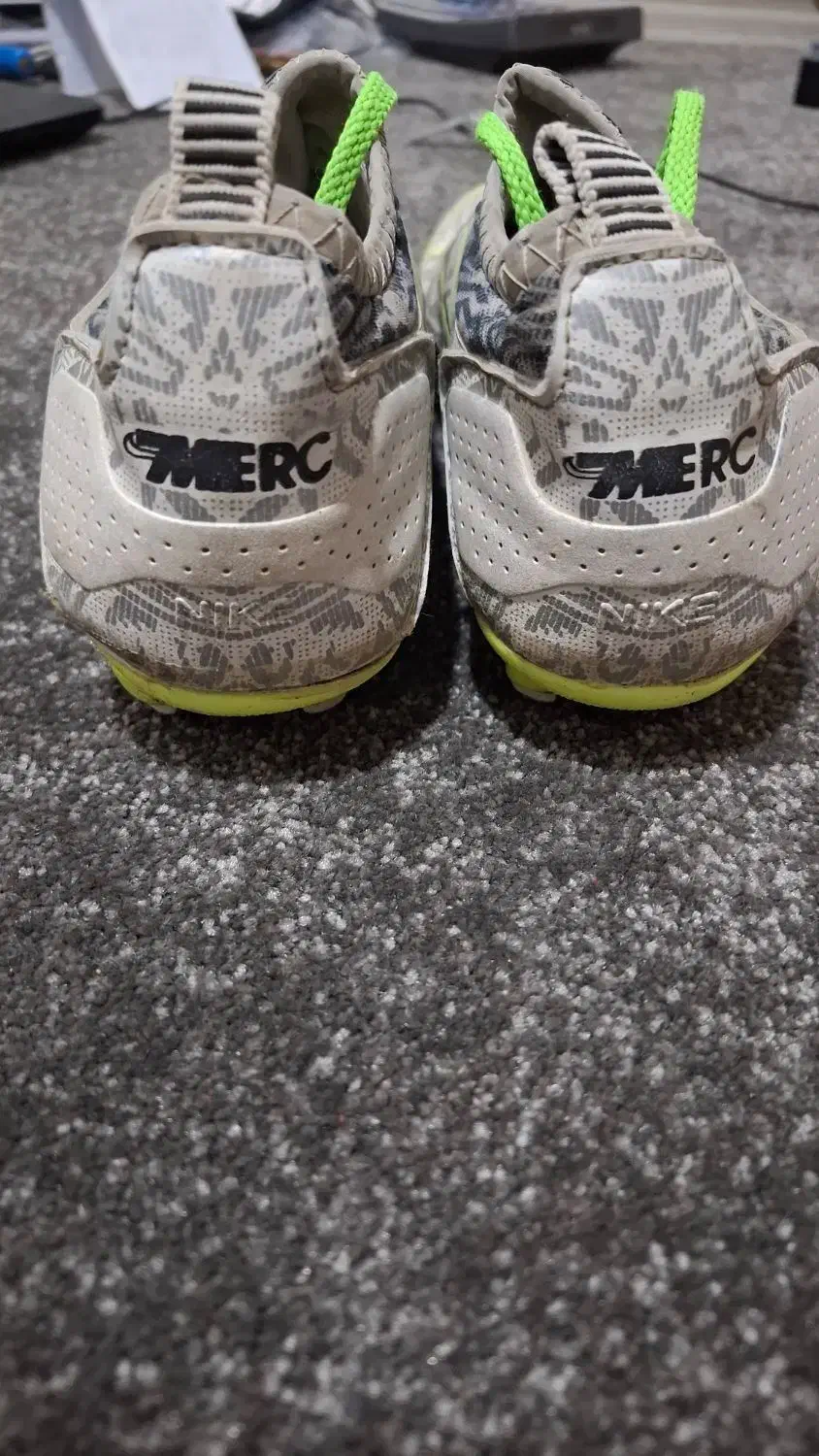 کفش استوک ورزشی|کیف، کفش، کمربند|باوی, |دیوار