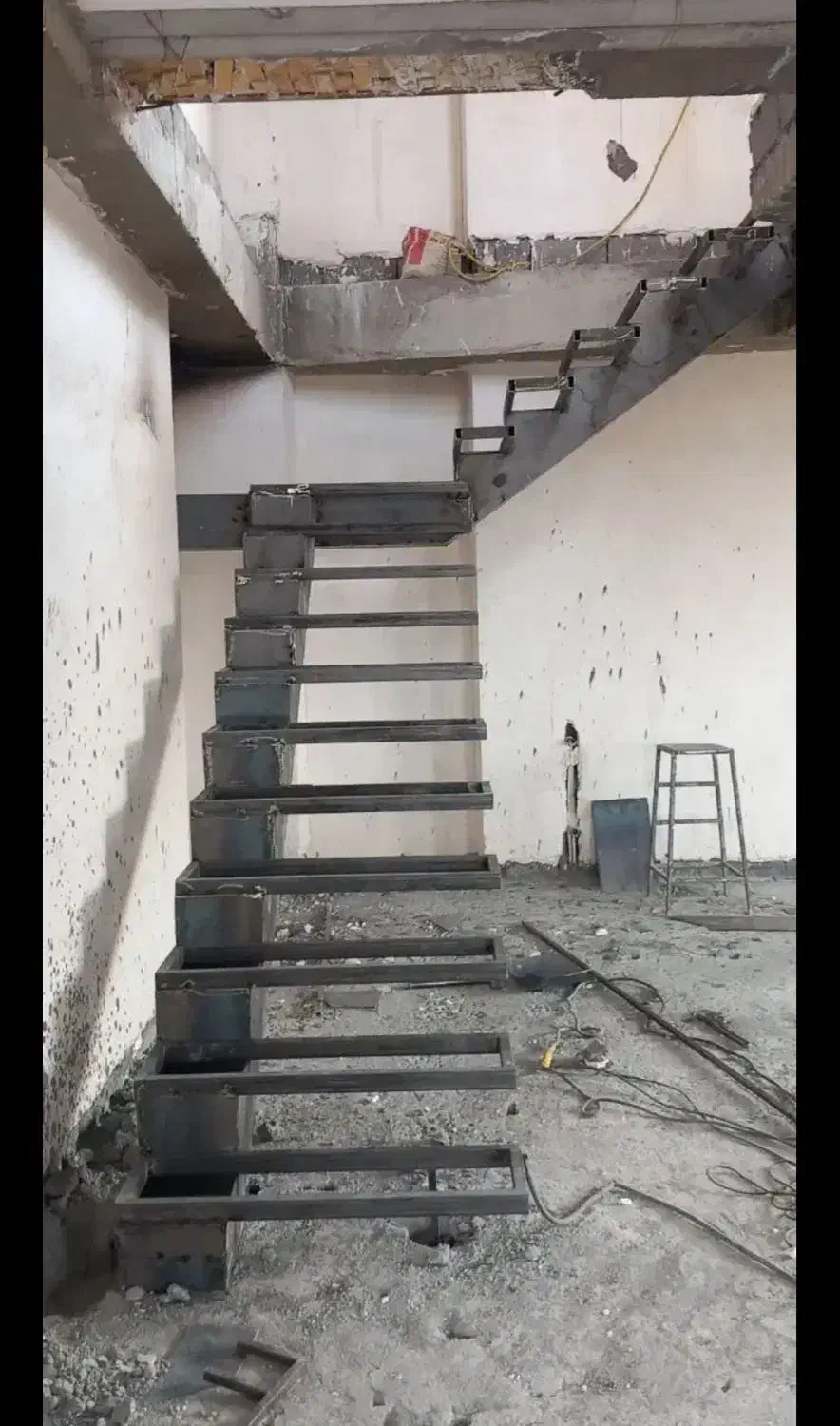 ساخت انواع پله های گِرد ،مُعلق و... درغرب کشور|خدمات پیشه و مهارت|دهگلان, |دیوار