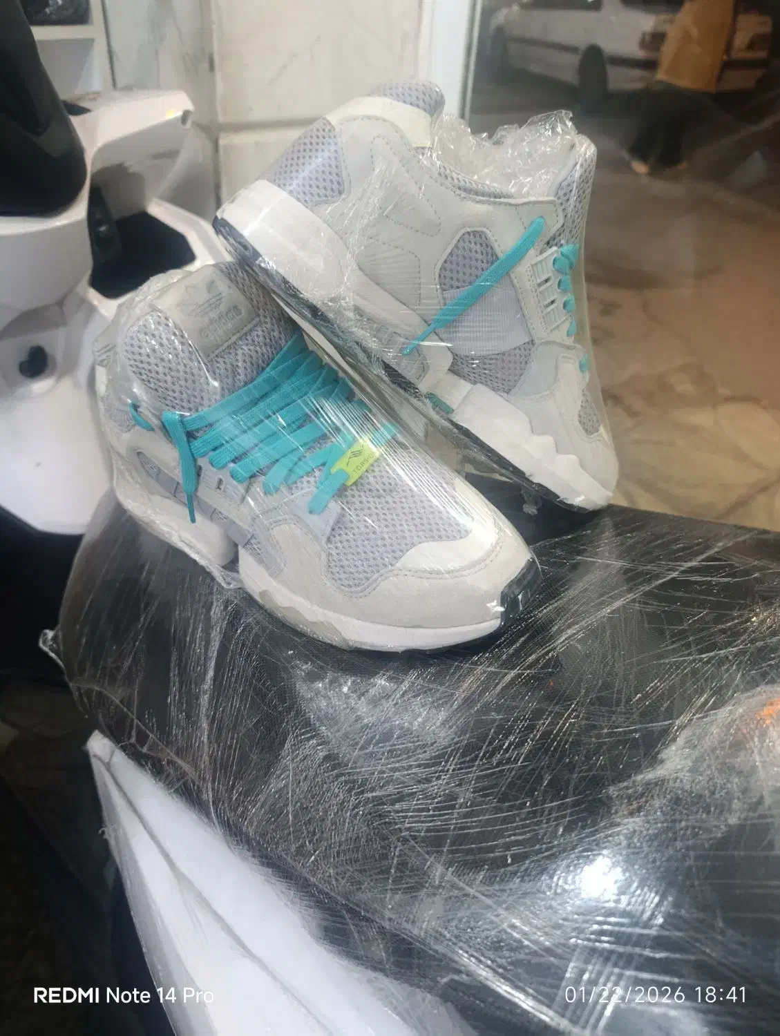 کتونی zx|کیف، کفش، کمربند|ری, جوانمرد قصاب|دیوار