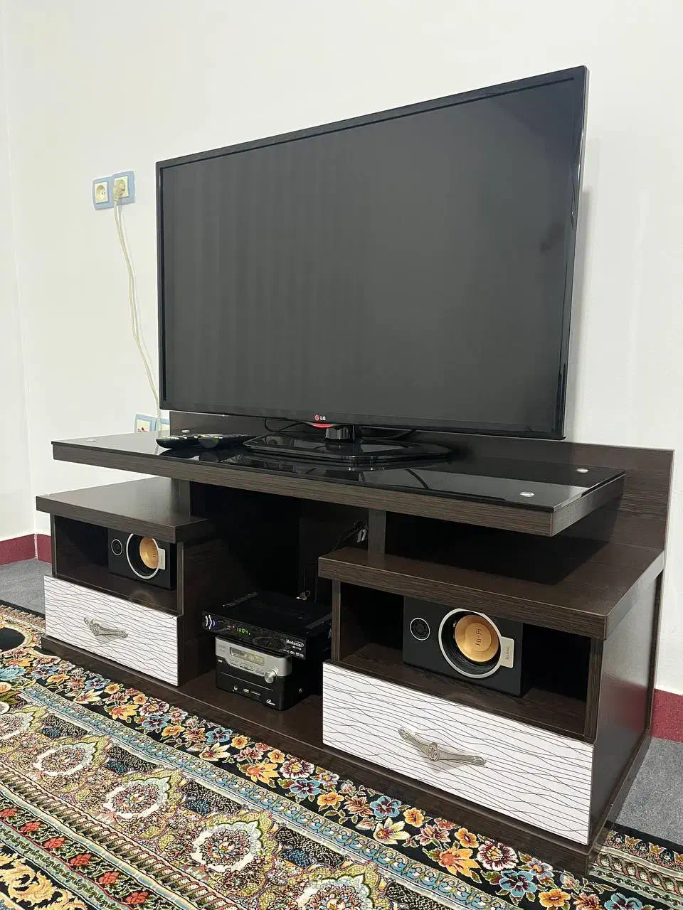 تلویزیون ۴۲ اینچ LG و زیر تلویزیون|تلویزیون و پروژکتور|قائمشهر, |دیوار