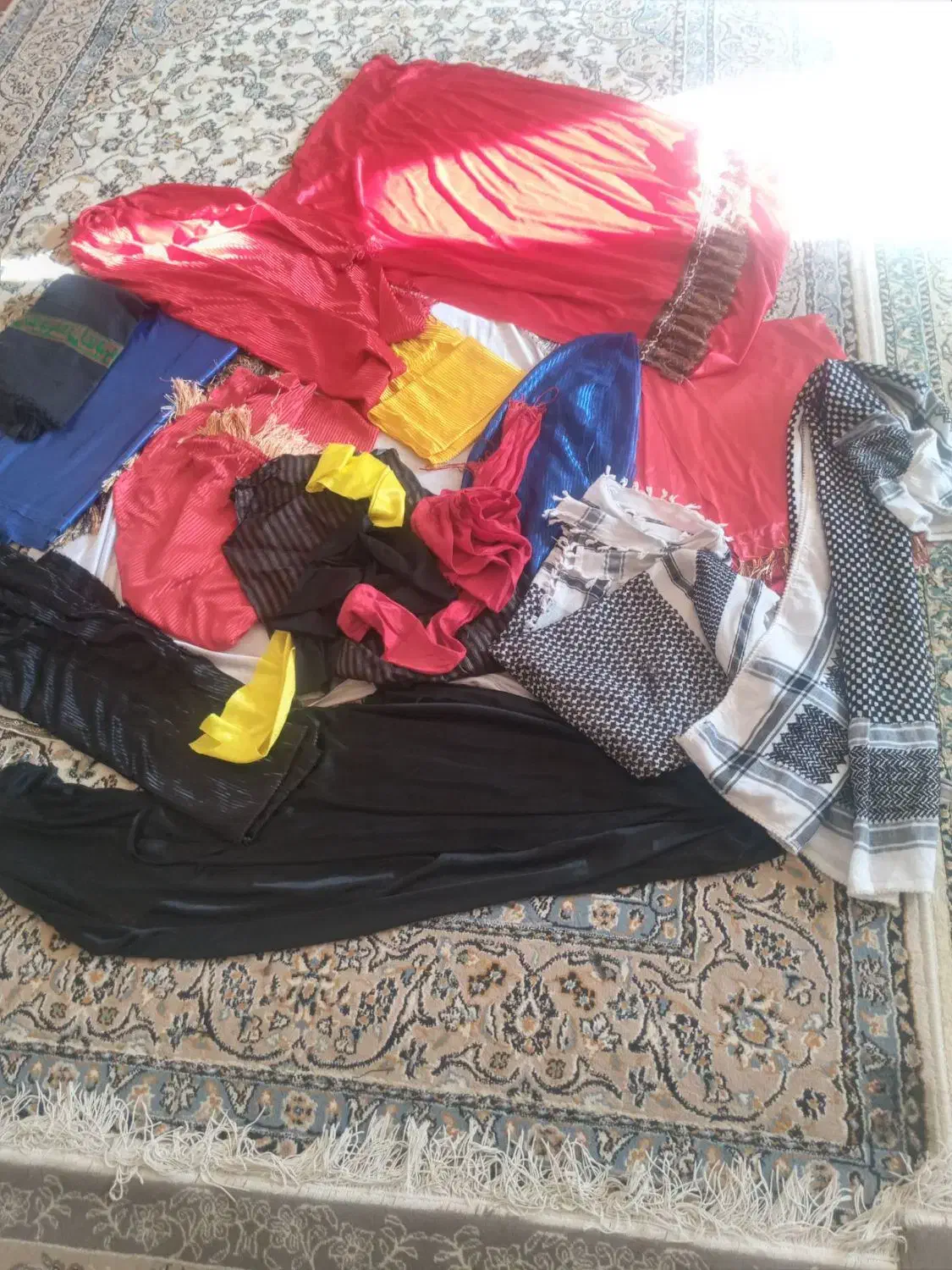 تعدای لباس تعزیه خوانی|لباس|تفرش, |دیوار