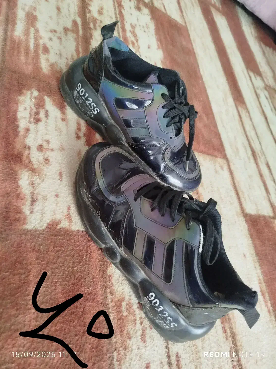 کفش|کیف، کفش، کمربند|خوی, |دیوار